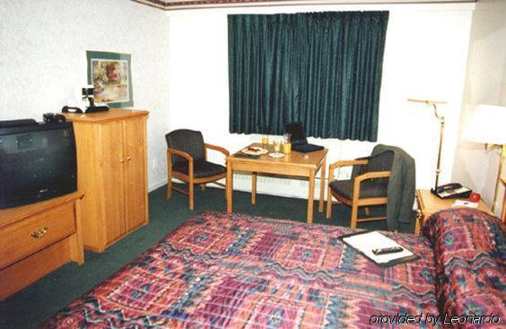 Woodlands Inn & Suites Форт-Нельсон Номер фото