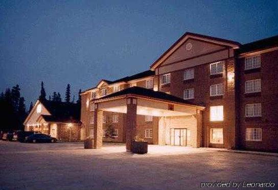 Woodlands Inn & Suites Форт-Нельсон Экстерьер фото