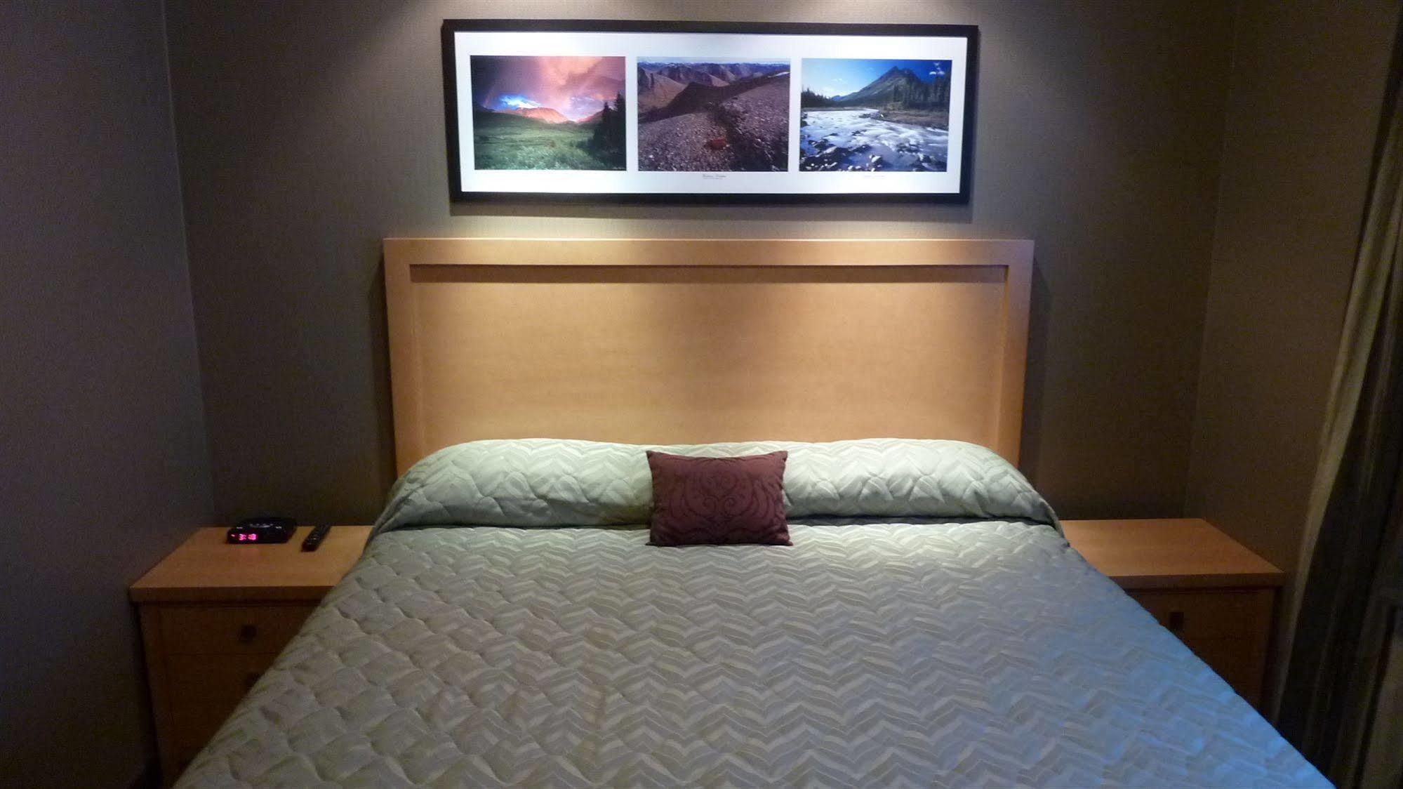Woodlands Inn & Suites Форт-Нельсон Экстерьер фото