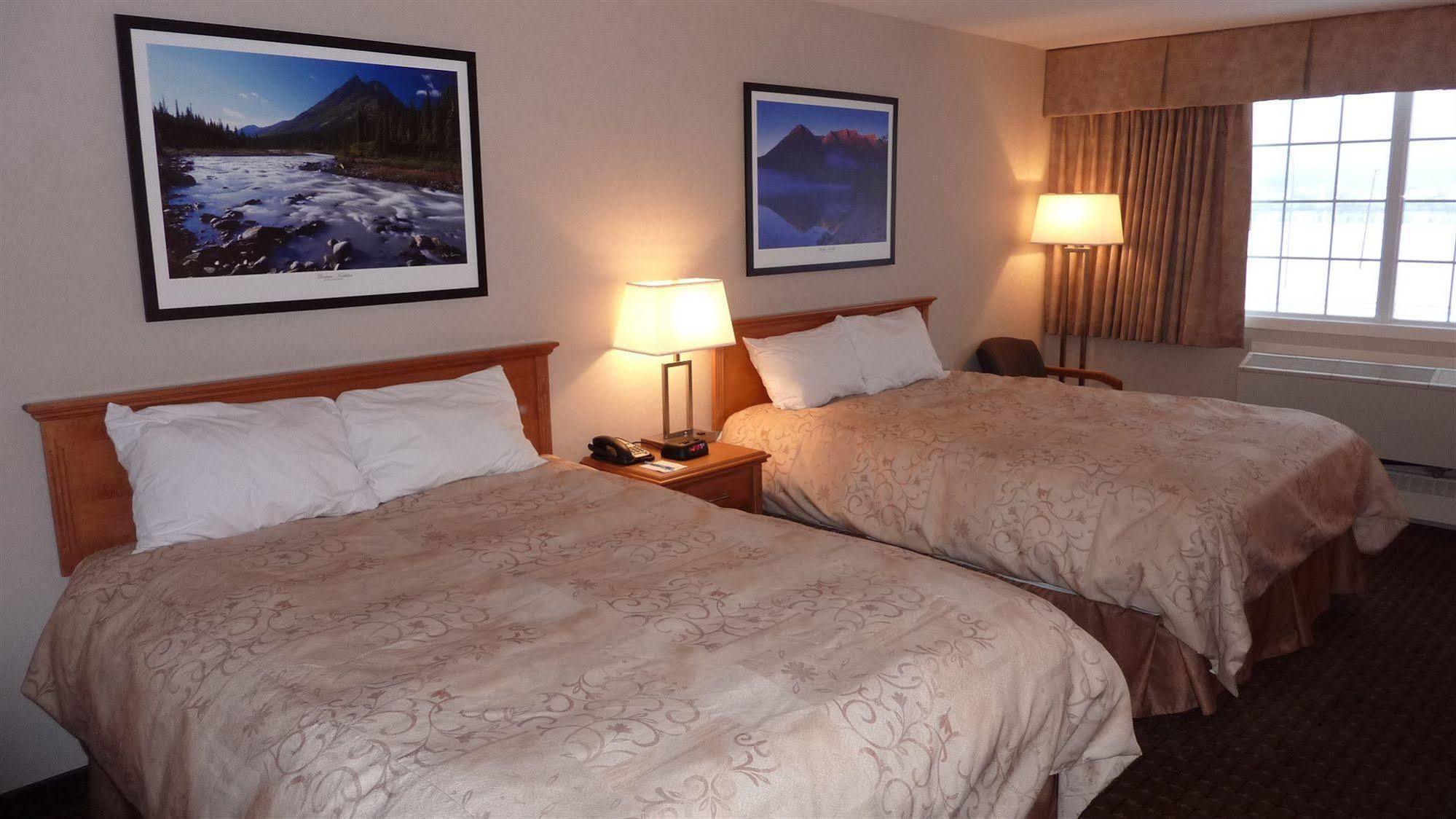 Woodlands Inn & Suites Форт-Нельсон Экстерьер фото