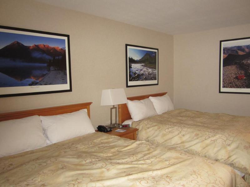 Woodlands Inn & Suites Форт-Нельсон Экстерьер фото