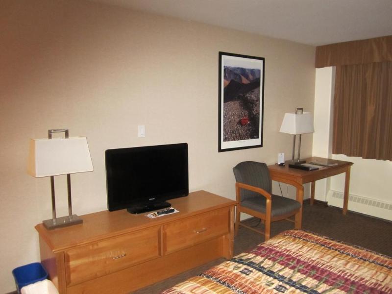 Woodlands Inn & Suites Форт-Нельсон Экстерьер фото
