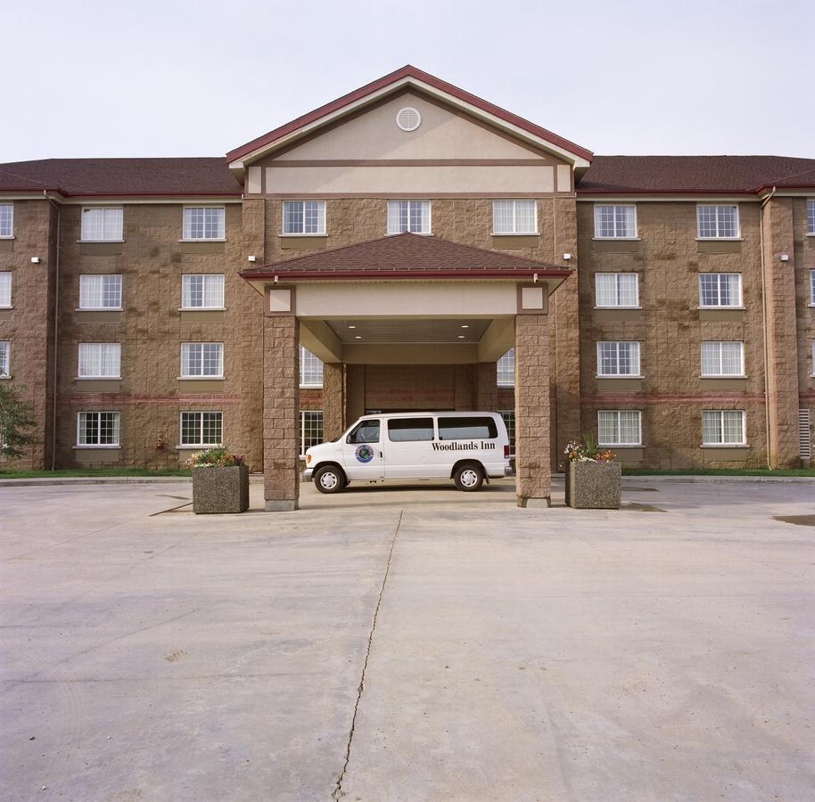 Woodlands Inn & Suites Форт-Нельсон Экстерьер фото
