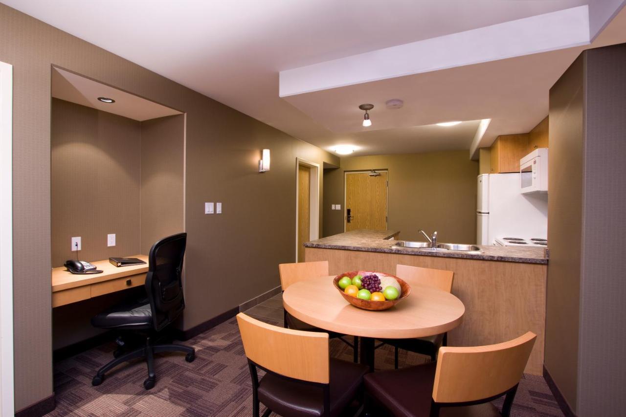 Woodlands Inn & Suites Форт-Нельсон Экстерьер фото