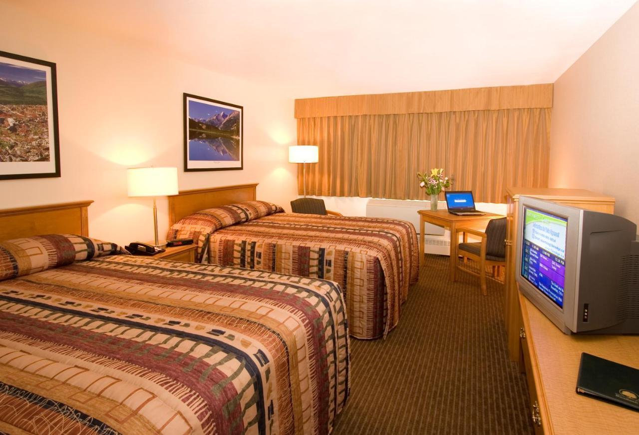 Woodlands Inn & Suites Форт-Нельсон Номер фото