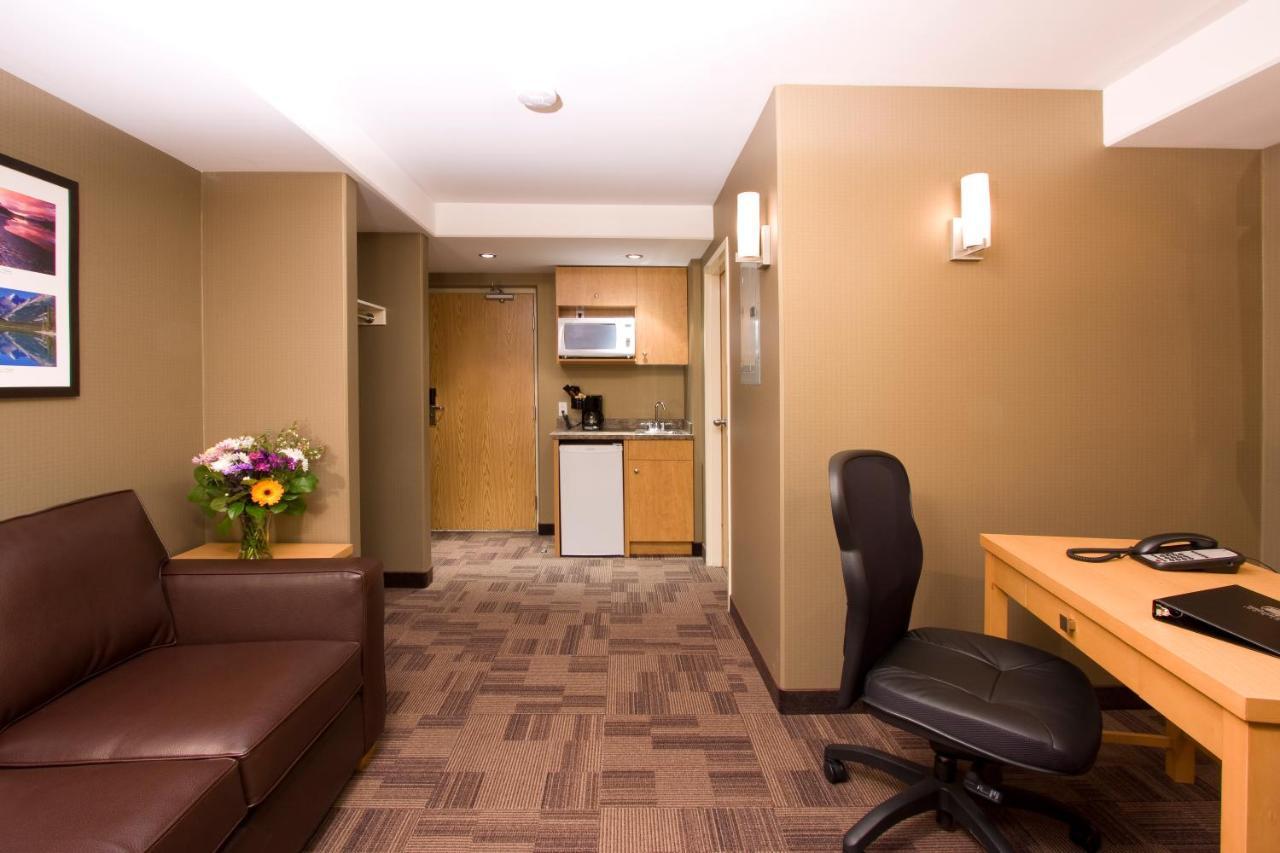 Woodlands Inn & Suites Форт-Нельсон Экстерьер фото